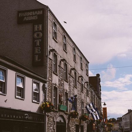 The Farnham Arms Hotel Кейвън Екстериор снимка