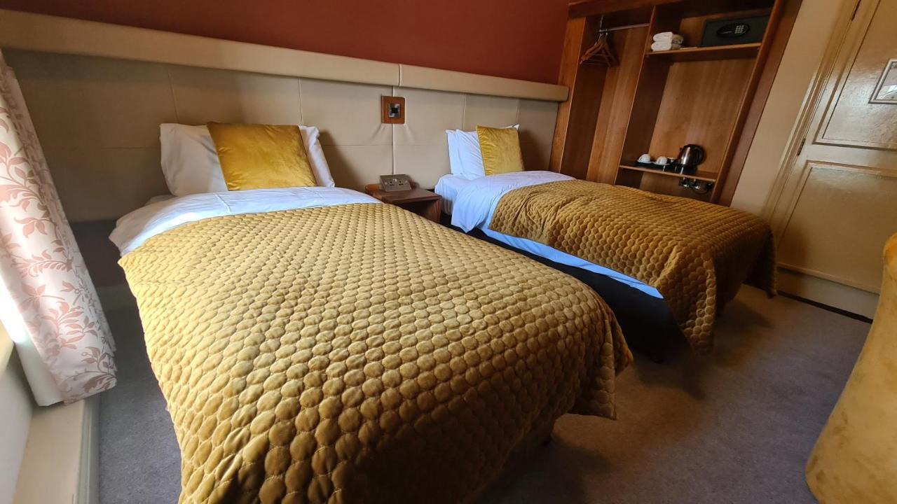The Farnham Arms Hotel Кейвън Екстериор снимка
