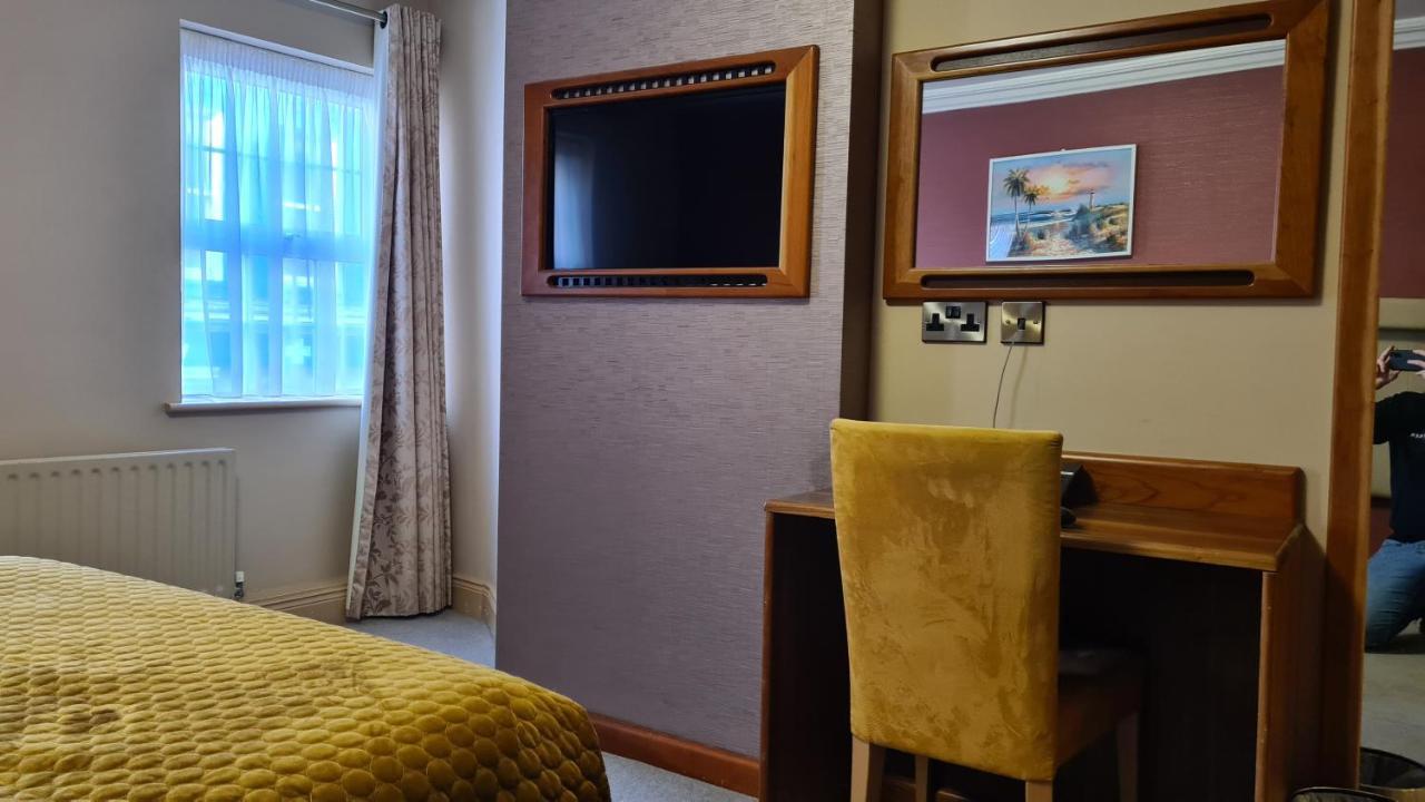 The Farnham Arms Hotel Кейвън Екстериор снимка